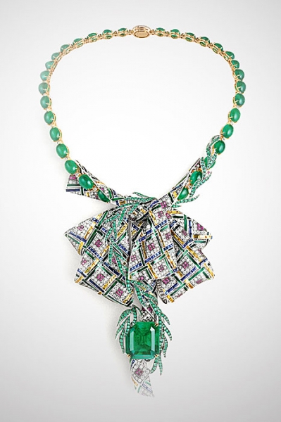 Chaumet est une fête “Pastorale Anglaise” transformable necklace set with an emerald-cut vivid green emerald Image