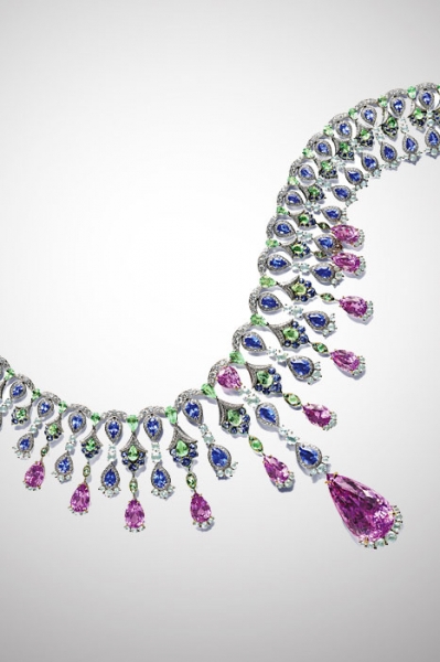 Chopard Red Carpet collection necklace adorned with a pear-shaped kunzite and set with pear-shaped beryls and tanzanites Image