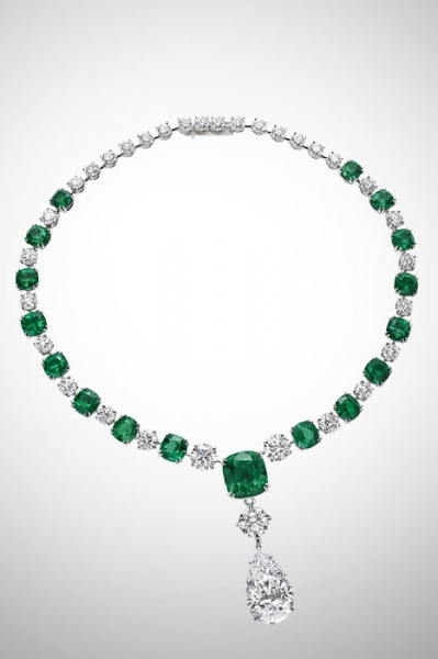 Chopard Red Carpet collection necklace set with 17 exceptional no oil cushion-cut emeralds Image