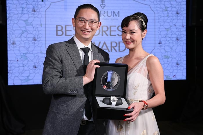 Amanda Lui gets Best Dressed Award from Soon Boon Chong Image