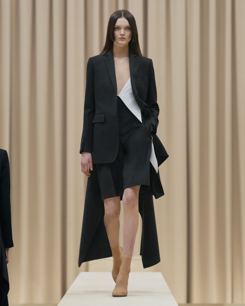 Burberry Autumn_Winter 2021 Womenswear Collection - Look 44 - Shayna_001 Image