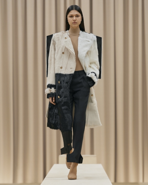 Burberry Autumn_Winter 2021 Womenswear Collection - Look 24 - Nikoline_001 Image