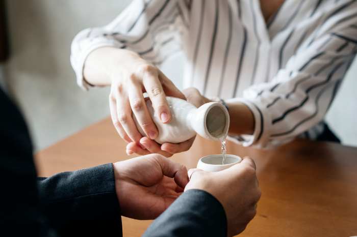 gafencu Kampai A comprehensive guide to sake-drinking etiquette serving Image