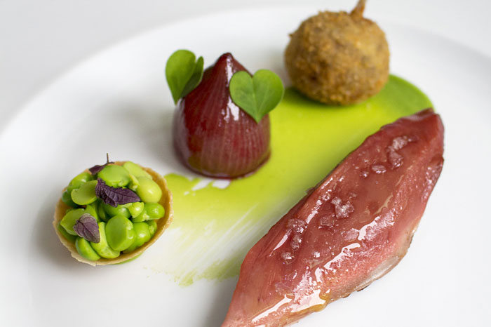 Imperial pigeon au sang, petit pois, grelot onion, jus carcasse