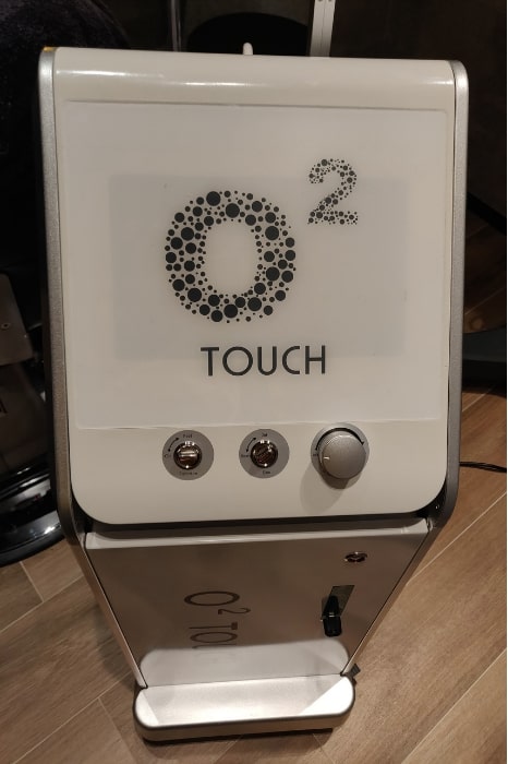 Innovative Oxyjet machine injects oxygen and stimulates hair regrowth in your scalp