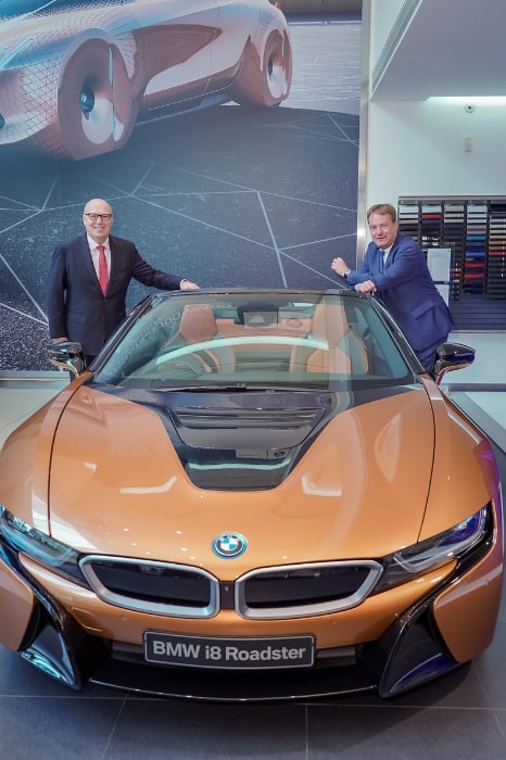 Kevin Coon, BMW Vice President and Dieter Lamlé, German Consul General to Hong Kong & Macau pose with the i8 Roadster