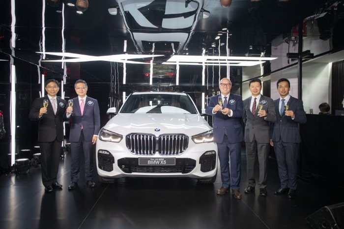 Kevin Coon, BMW Vice President, and other luminaries at the BMW X5 launch