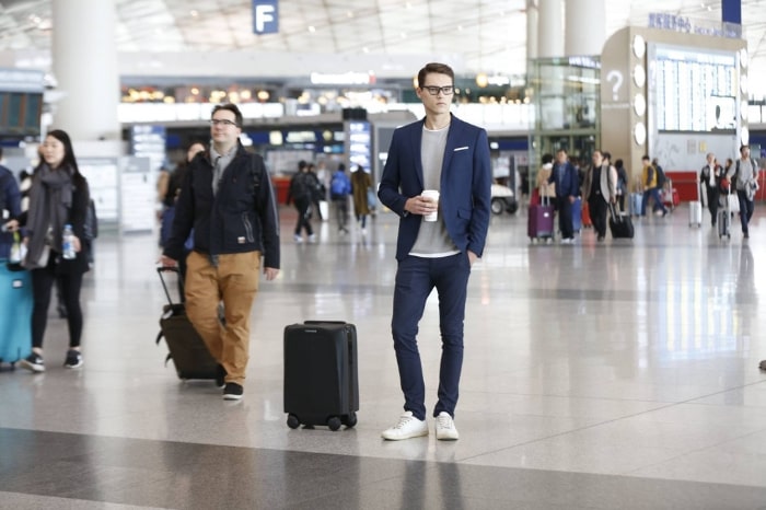 The days of dragging along your carry-on are behind you thanks to the Ovis smart suitcase